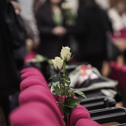 Με λευκά τριαντάφυλλα οι συγγενείς των θυμάτων που έχασαν τη ζωή τους στη φωτιά στο Μάτι