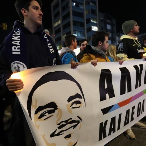 ΣΙΩΠΗΡΗ ΠΟΡΕΙΑ ΜΝΗΜΗΣ ΓΙΑ ΤΟΝ ΑΛΚΗ ΚΑΜΠΑΝΟ ΣΤΗ ΘΕΣΣΑΛΟΝΙΚΗ (ΒΑΣΙΛΗΣ ΒΕΡΒΕΡΙΔΗΣ / ΜΟΤΙΟΝ ΤΕΑΜ)