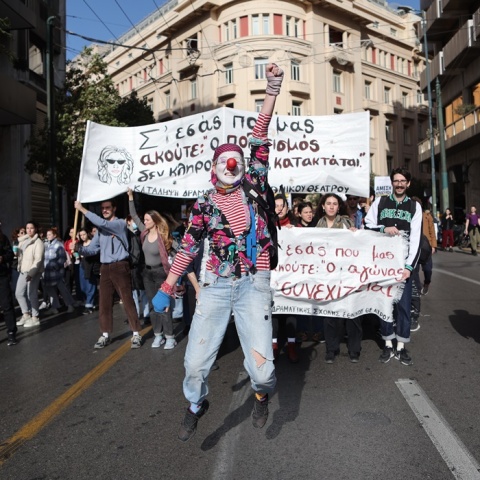 Καλλιτέχνες στους δρόμους της Αθήνας κατά τη διάρκεια απεργιακών κινητοποιήσεων