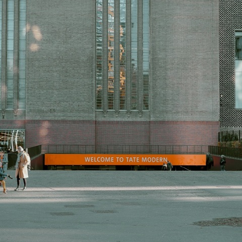 Βρετανία: Ιδιοκτήτες πολυτελών διαμερισμάτων στο Λονδίνο δικαιώνονται από το Ανώτατο Δικαστήριο, όπου είχαν προσφύγει για να μην τους παρακολουθούν οι επισκέπτες της γειτονικής Tate Modern	