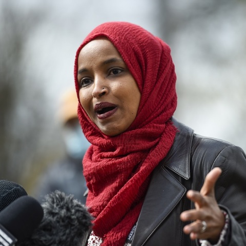 ΗΠΑ: Οι Ρεπουμπλικάνοι εκδίωξαν τη Δημοκρατική Ιλχάν Ομάρ από την Επιτροπή Εξωτερικών Υποθέσεων της Βουλής επειδή στο παρελθόν έκανε αντισημιτικές δηλώσεις