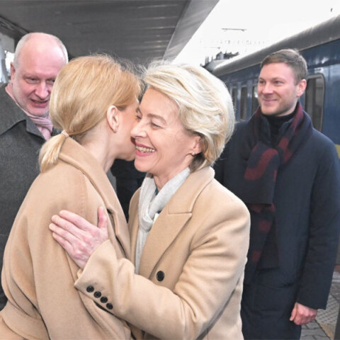 Η Ούρσουλα φον ντερ Λάιεν κατά τη σημερινή άφιξή της στον σιδηροδρομικό σταθμό του Κιέβου