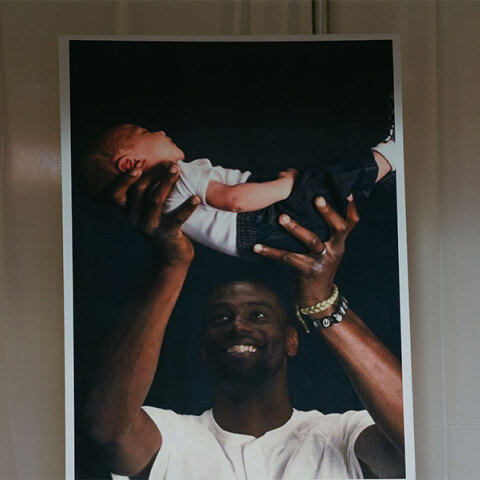 Φωτογραφία του Τάιρ Νίκολς να κρατά το παιδί του