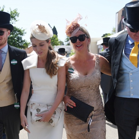 Βρετανία: Τέλος τα εξωφρενικά καπέλα και τα κοστούμια στις ιπποδρομίες - Σοκ για τους συντηρητικούς κύκλους από την κατάργηση του ενδυματολογικού κώδικα	