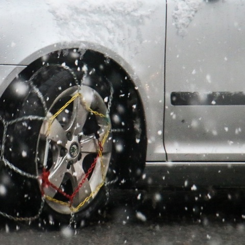 Κακοκαιρία «Μπάρμπαρα»: Ουρές στα καταστήματα που πουλούν αντιολισθητικές αλυσίδες