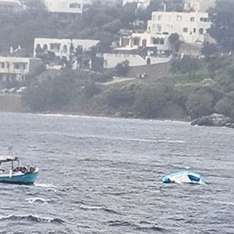 Στιγμιότυπο από την επιχείρηση διάσωσης των μεταναστών ανοιχτά της Λέρου