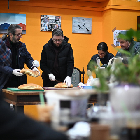 Στην κοινωνική κουζίνα «Ο Άλλος Άνθρωπος» ο Νίκος Ανδρουλάκης