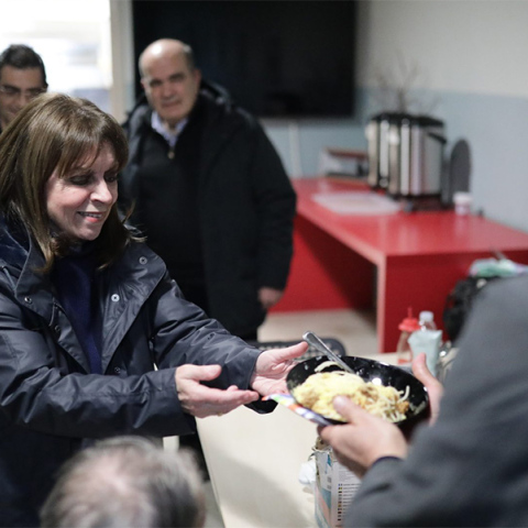 Η Πρόεδρος της Δημοκρατίας Κατερίνα Σακελλαροπούλου μοίρασε γεύματα στους άστεγους