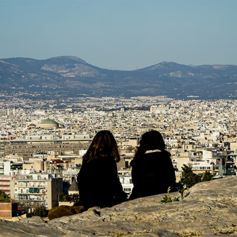 Νέοι κοιτούν την Αθήνα από ψηλά