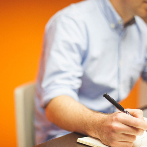 Άνδρας εργάζεται στον υπολογιστή