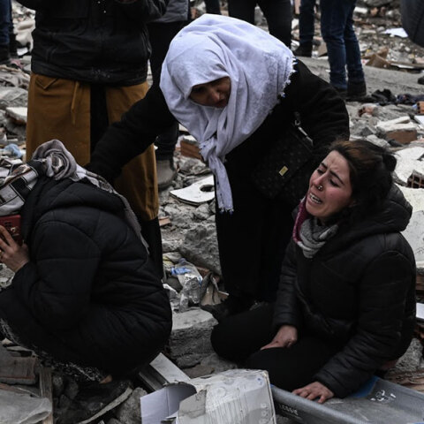 Θρήνος πάνω από τα χαλάσματα μετά τον σεισμό στην Τουρκία