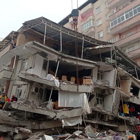 Κατεστραμμένο κτίριο στην Τουρκία μετά τον σεισμό