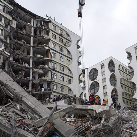 Διασώστες στην Τουρκία αναζητούν εγκλωβισμένους στα χαλάσματα μετά τον σεισμό