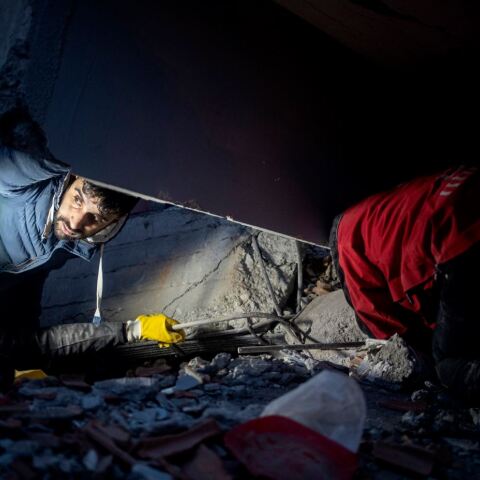 Δραματικές προσπάθειες διάσωσης εγκλωβισμένων στα χαλάσματα @REFIK TEKIN/ EPA