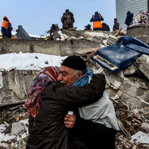 Τουρκία: Πατέρας κρατάει το χέρι της νεκρής κόρης του στα συντρίμμια