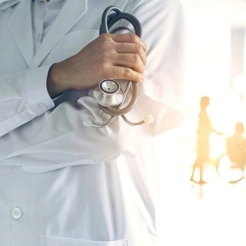 Γιατρός σε διάδρομο νοσοκομείου με το στηθοσκόπιο στα χέρια