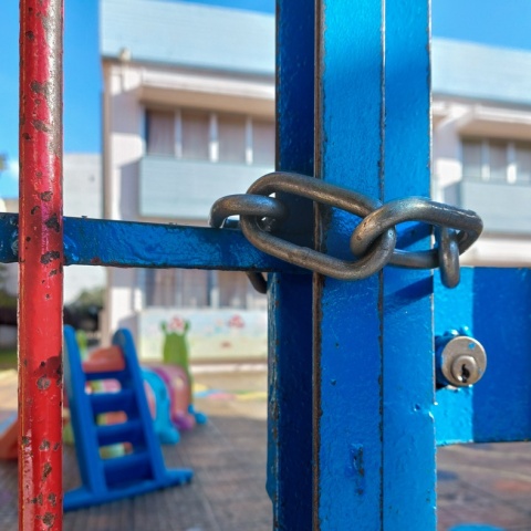 Κλειστή πόρτα σχολείου