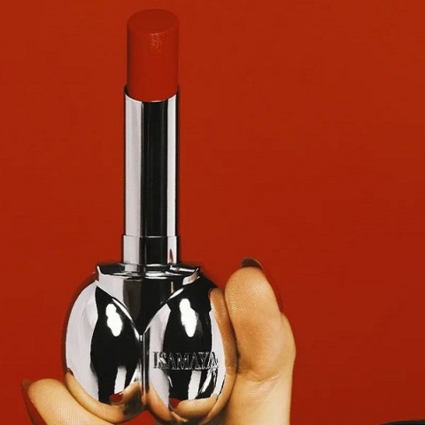 Το κραγιόν της Isamaya Ffrench έχει σχήμα αντρικού μορίου έχει γίνει ήδη sold out