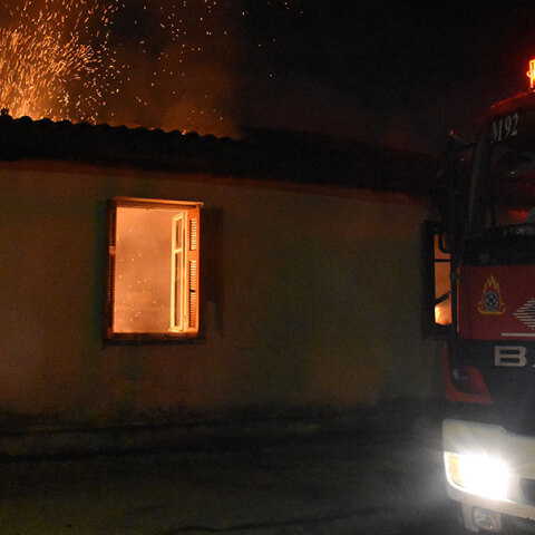 Πυροσβεστικό όχημα δίπλα από φωτιά σε σπίτι