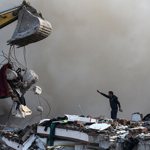 Μπουλντόζα απομακρύνει χαλάσματα μετά τον σεισμό στην Τουρκία στη επαρχία Χατάι