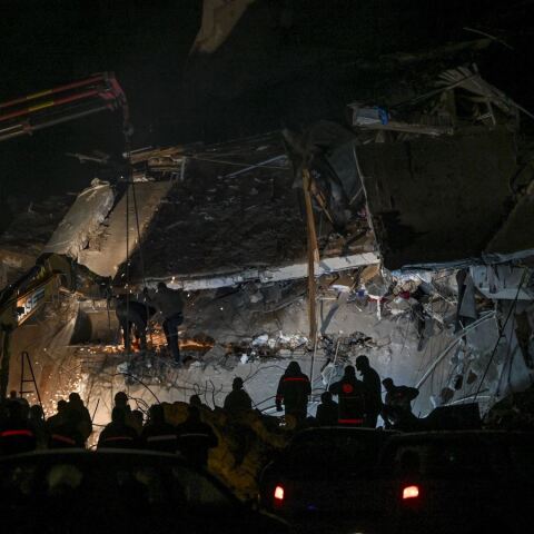 Στη μάχη της διάσωσης εγκλωβισμένων και ομάδα της ΕΜΑΚ @Ercin Erturk/Anadolu Agency via Getty Images