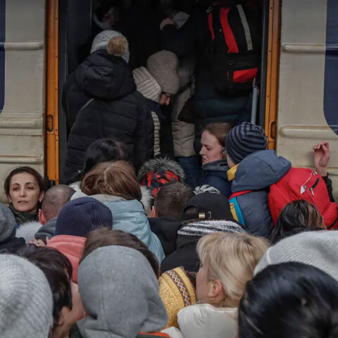 Ουκρανοί πρόσφυγες γεμίζουν ασφυκτικά τρένο, προκειμένου να απομακρυνθούν από εμπόλεμη ζώνη