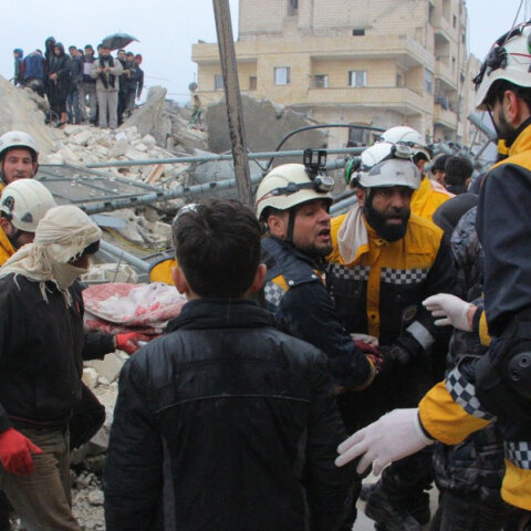 Διασώστες από τα «Λευκά Κράνη» στη Συρία έχουν μόλις βγάλει από τα χαλάσματα κάτοικο μετά τον σεισμό στη γειτονική Τουρκία