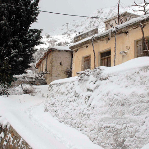 Χιόνια στο Οροπέδιο Λασιθίου στην Κρήτη έφερε η κακοκαιρία Μπάρμπαρα