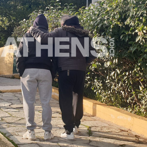 Ο 19χρονος που δέχθηκε την επίθεση έχει στο πλευρό του τον πατέρα του