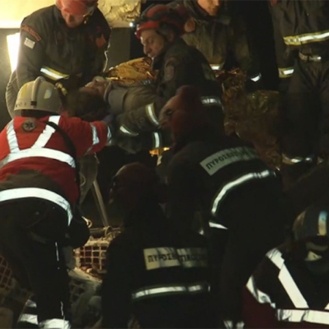 Στιγμιότυπο από τη διάσωση νεαρής γυναίκας στο Χατάι