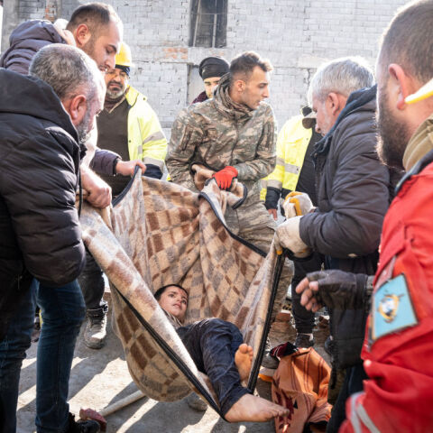 Εντοπίστηκε τέταρτο παιδί ζωντανό από τους Έλληνες διασώστες στην Τουρκία, κάτω από το σώμα της μητέρας του που το κάλυψε για να το προστατεύσει	