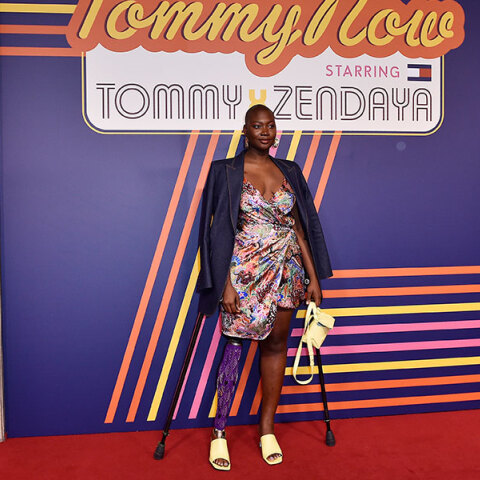 Η Mama Cax, το μοντέλο με το ένα πόδι, σε επίδειξη του Tommy Hilfiger τον Μάρτιο του 2019 στο Παρίσι