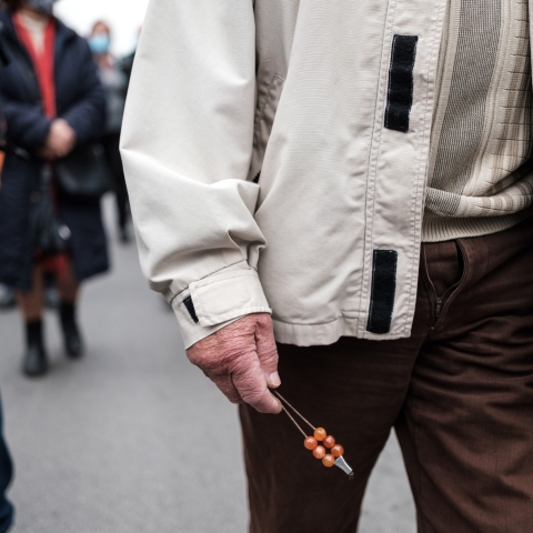 Συνταξιούχος με κομπολόι στο χέρι