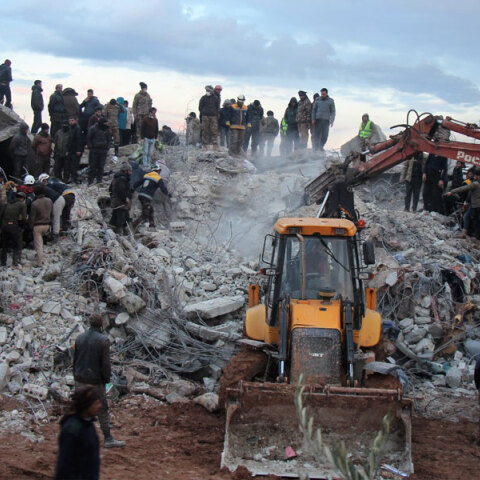 Στη Συρία διασώστες αναζητούν παγιδευμένους ανθρώπους στα χαλάσματα μετά τον σεισμό