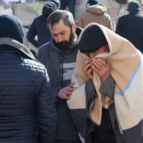 Σεισμός στην Τουρκία: Οι επιζώντες αναζητούν τους συγγενείς τους σε γήπεδα και χώρους στάθμευσης