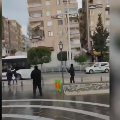 Πολυκατοικία στην επαρχία Σανλιούρφα της Τουρκίας καταρρέει μετά τον σεισμό