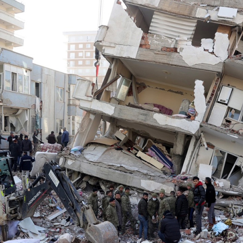 Πολυκατοικίες κατέρρευσαν σαν χάρτινοι πύργοι μετά τον φονικό σεισμό που χτύπησε την Τουρκία και τη Συρία