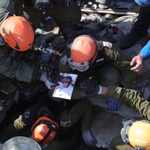 Σεισμός στην Τουρκία: Οργή για τον12ωρο αποκλεισμό πρόσβασης στο Twitter κατά τις κρίσιμες ώρες που άνθρωποι προσπαθούν να βρουν τα αγαπημένα τους πρόσωπα