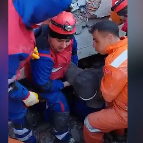 Διασώστες στην Τουρκία απεγκλώβισαν ηλικιωμένο 56 ώρες μετά τον σεισμό