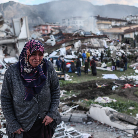 Σε απόγνωση βρίσκονται εκατοντάδες χιλιάδες άνθρωποι που έμειναν άστεγοι λόγω των σεισμών στην Τουρκία και τη Συρία