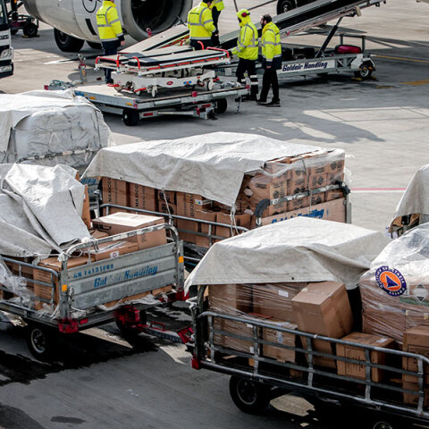 Ανθρωπιστική βοήθεια για τους σεισμοπαθείς στην Τουρκία φορτώνεται σε αεροσκάφος στην Αθήνα