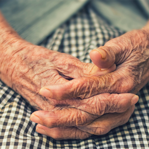 Χέρια ηλικιωμένης γυναίκας
