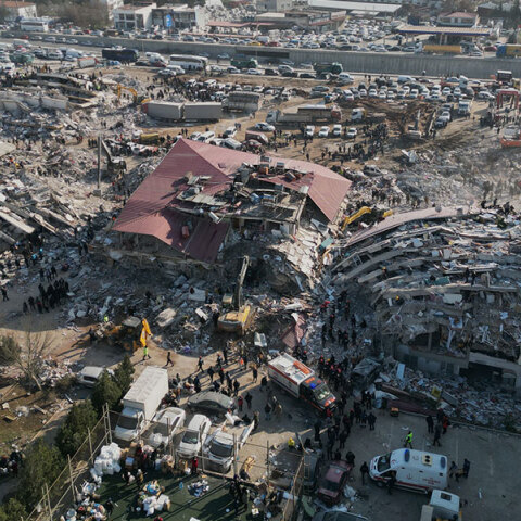 Στην Τουρκία ο σεισμός ισοπέδωσε οικοδομικό τετράγωνο στην πόλη Καχραμανμαράς