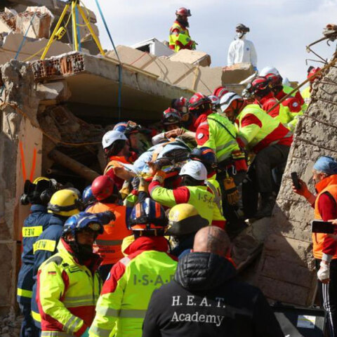 Διασώστες στην Τουρκία ανέσυραν ζωντανή μια 40χρονη από τα ερείπια 104 ώρες μετά τον σεισμό