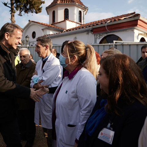 Ο πρωθυπουργός Κυριάκος Μητσοτάκης χαιρετά γιατρούς και νοσηλευτές στο «Μαμάτσειο» Νοσοκομείο Κοζάνης