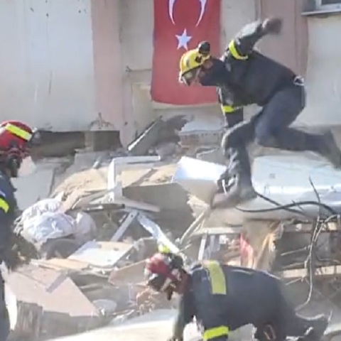 Σεισμός στην Τουρκία: Διασώστες πηδούν έξω από κτίριο μετά από μετασεισμό