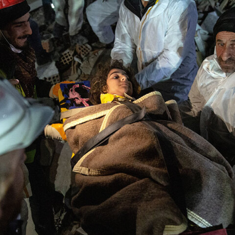 Διασώστες βγάζουν ζωντανό κορίτσι από τα ερείπια 160 ώρες μετά τον φονικό σεισμό στην Τουρκία