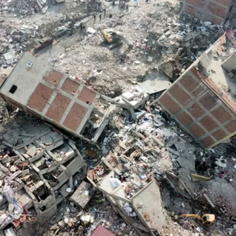 Ισοπεδωμένα κτίρια στην Τουρκία μετά τον σεισμό