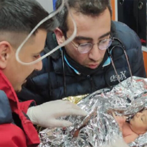 Μωρό 10 ημερών βγήκε ζωντανό από τα χαλάσματα έπειτα από 90 ώρες