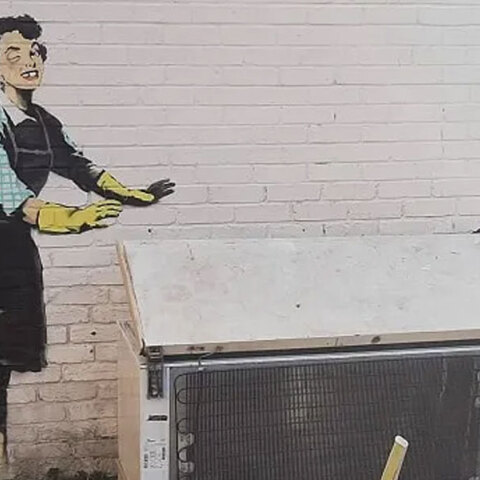 Η τοιχογραφία του Banksy για την ενδοοικογενειακή βία